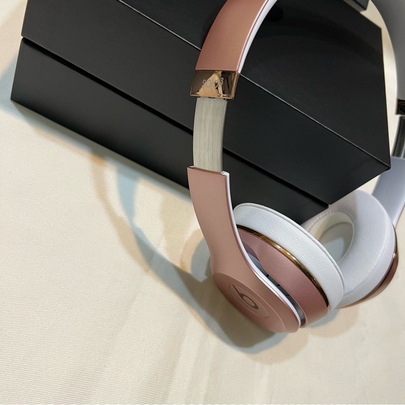 BEATS Solo3 Wireless Rose Gold On-Ear Bluetooth Headphones - Picture 9 of 16